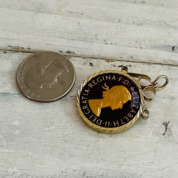 Vintage vermeil 1967 QueenElisabeth half penny pendant - Picture 5 of 5